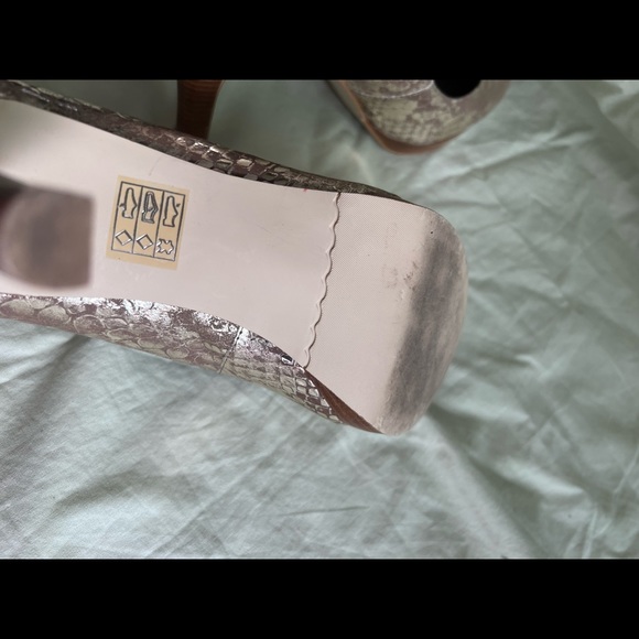 Moda Spana Size 11 Gold Pumps Heel 4” Front 0.75” Leather #But5 - Picture 6 of 6